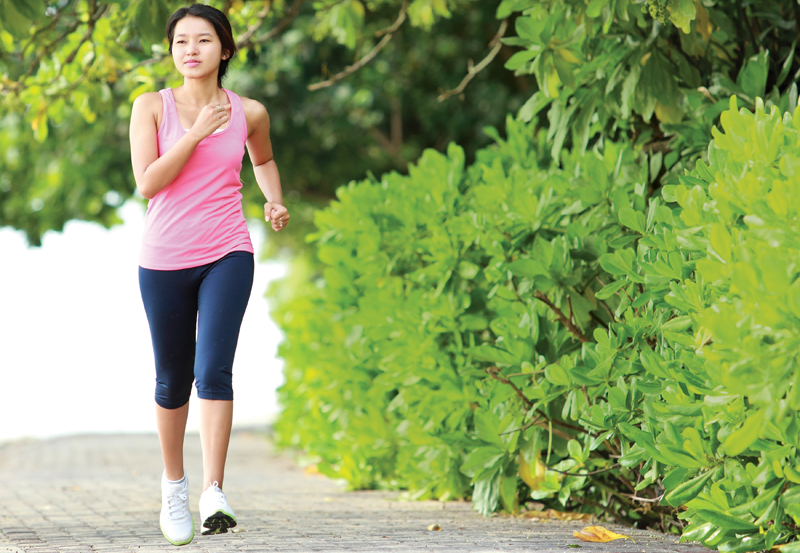 Đi bộ nhẹ nhàng để cải thiện triệu chứng bệnh trĩ